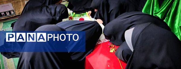 استقبال دانش‌آموزان دبیرستان شهید برقعی 2 قم از یک لاله فاطمی