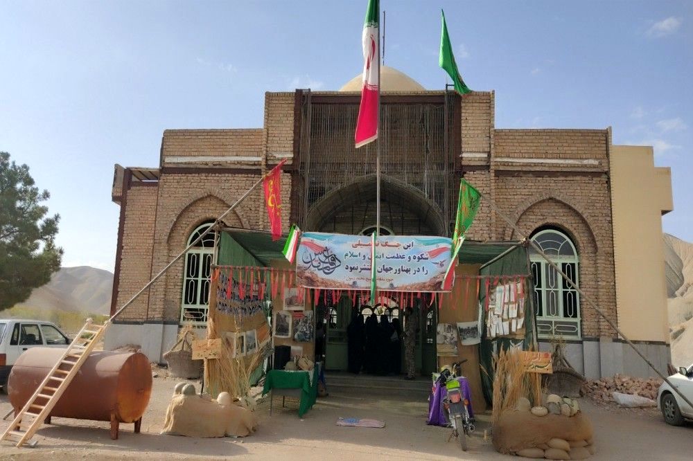 غبارروبی و عطر افشانی گلزار شهدای شهر بار در هفته دفاع مقدس