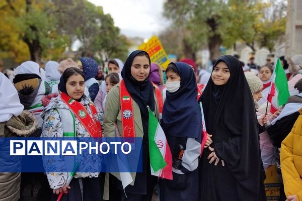 حضور پرشور دانش‌آموزان و مردم بیجار در راهپیمایی ۱۳ آبان