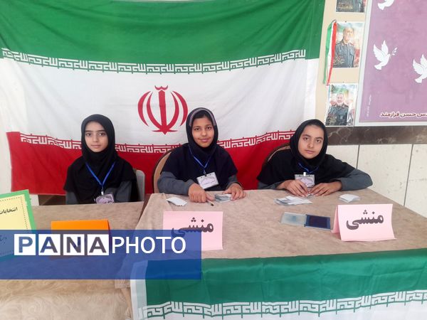 حضور دانش آموزان در انتخابات شورا دانش آموزی دبستان فرهنگ فرازمند