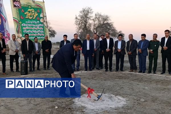 کلنگ ساخت دبستان 14 کلاسه خیرساز در روستا دهو شهرستان میناب به زمین زده شد