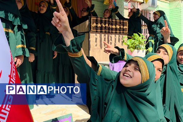 جشن عاطفه‌ها؛ لبریز از مهربانی در دبستان دخترانه قدر بهارستان ۲