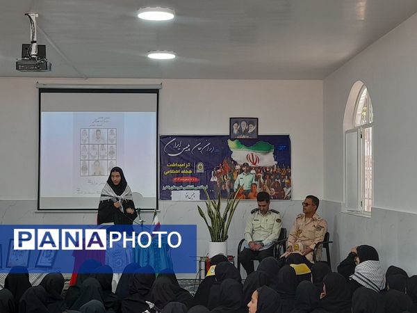 جلسه پیشگیری از آسیب‌های فضای مجازی همزمان با هفته نیروی انتظامی در آموزشگاه تکتم 