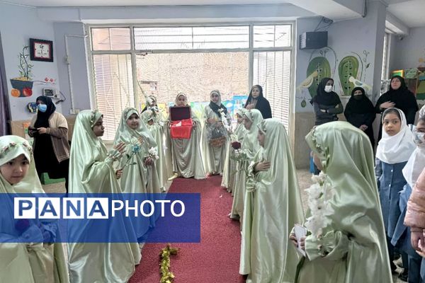 پرچم متبرک امام حسین(ع) میهمان دانش‌آموزان مدرسه زنده‌یاد قمصری