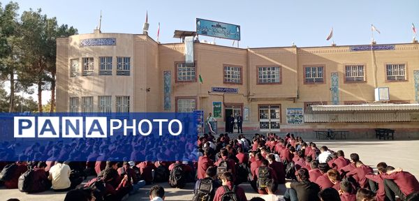 رئیس پلیس فتا کاشمر در مراسم صبحگاه دبیرستان آیت‌الله خامنه‌ای بر هوشیاری در فضای مجازی تأکید کرد
