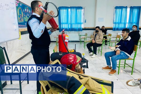  آماده‌سازی مانور زلزله با آموزش آتش‌نشان‌ها در مدرسه نمونه‌دولتی شهید مطهری رباط‌کریم