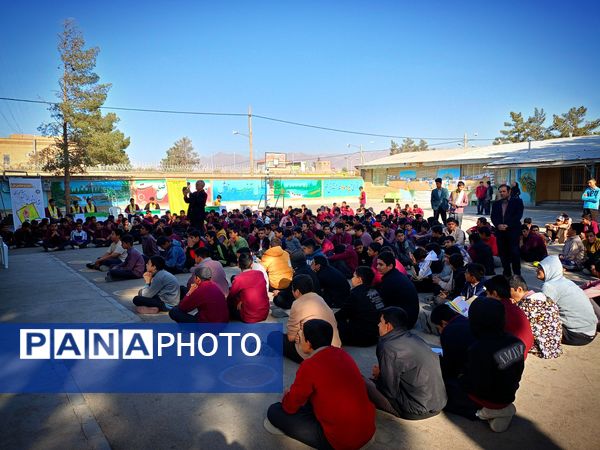 مدرسه میثاق کاشمر شاهد رقابت انتخاباتی دانش آموزان برای مدیریت مدرسه بود