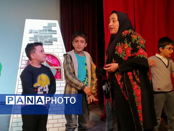 نمایش خاله سوسکه  در کانون پرورش فکری کودکان و نوجوانان 