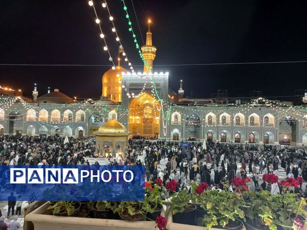 سیل عظیم زائران و مجاوران حرم امام رضا (ع) در شب ولادت یازدهمین امام شیعیان