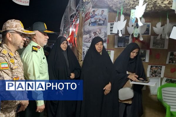 بازدید از نمایشگاه اسوه به‌مناسبت هفته دفاع مقدس در شیراز