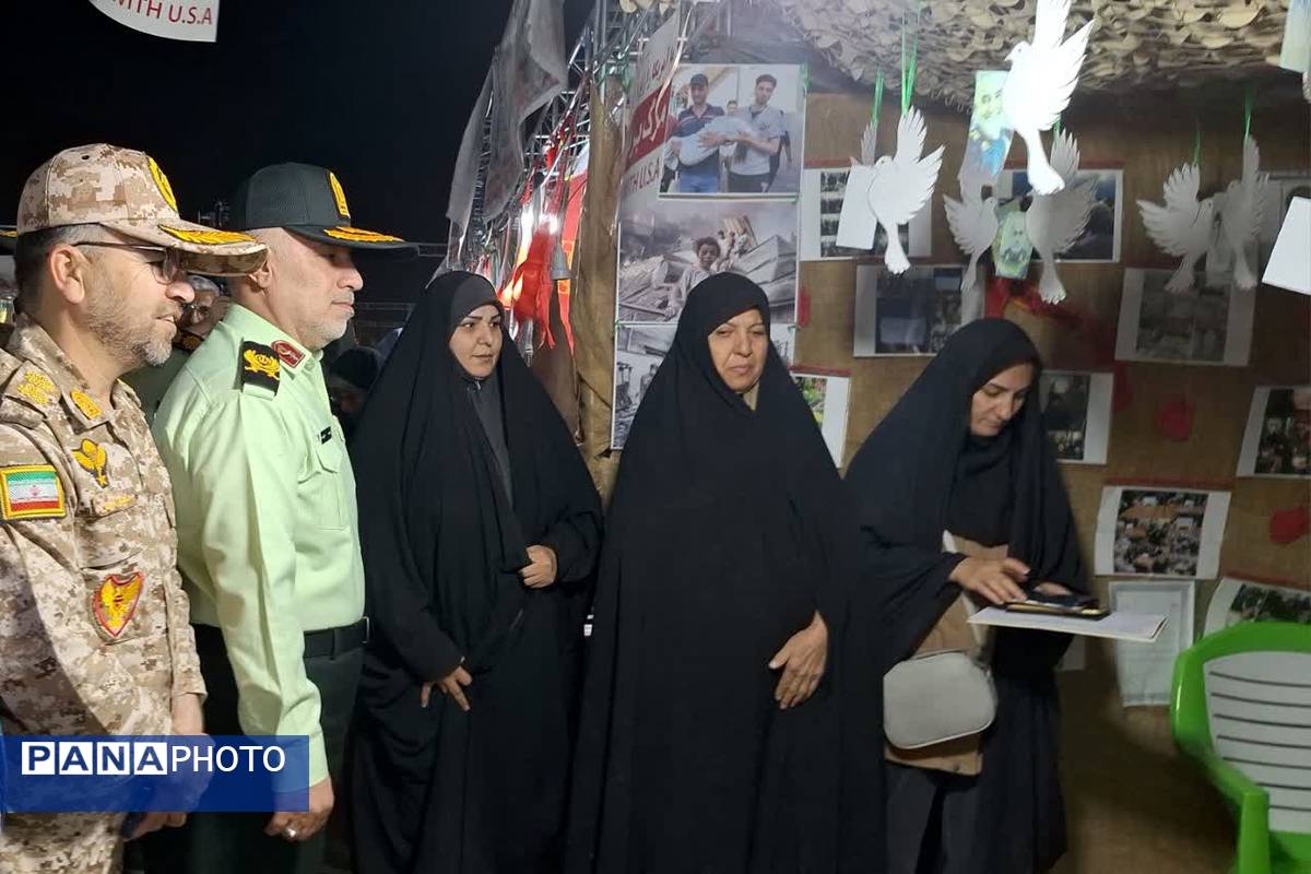 بازدید از نمایشگاه اسوه به‌مناسبت هفته دفاع مقدس در شیراز