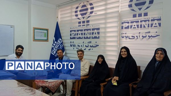 بازدید مدیر آموزش و پرورش ناحیه یک زنجان و تجلیل از فعالان خبرگزاری پانا در استان