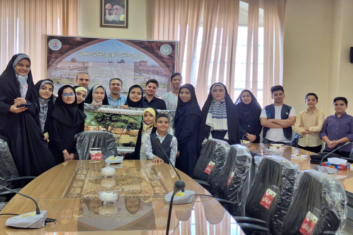 دانشآموز خبرنگاران پانا در اصفهان از مسئول خبرگزاری پانای استان خود قدردانی کردند