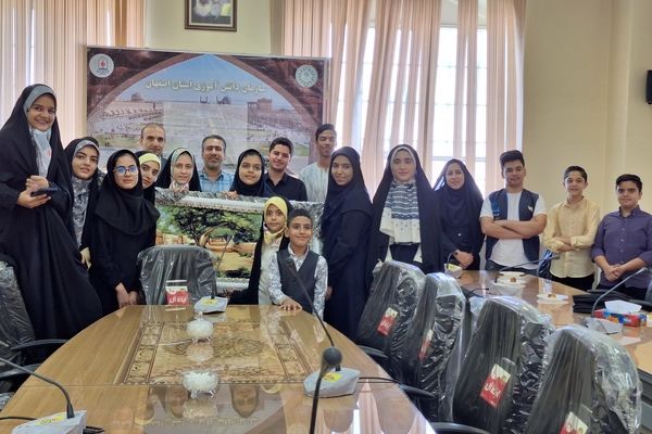 دانش‌آموز خبرنگاران پانا در اصفهان از مسئول  خبرگزاری پانای استان خود قدردانی کردند
