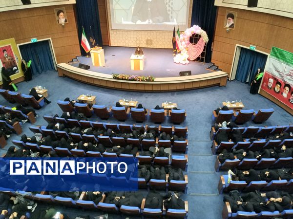 حضور دانش‌آموزان دبیرستان میعاد قم در همایش مرکز مدیریت حوزه علمیه خواهران به مناسبت دهه کرامت