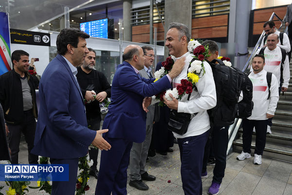 بازگشت طلایی‌پوشان بلندقامت دانش‌آموز ایران با کاپ قهرمانی