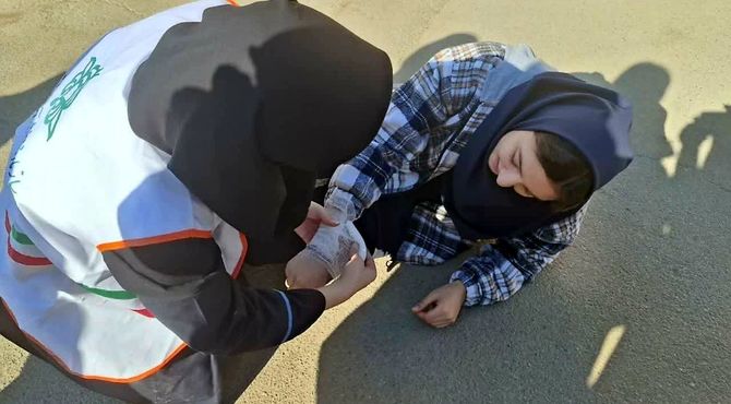 تمرین مهارت‌های زلزله توسط دانش‌آموزان دبیرستان رادمنش