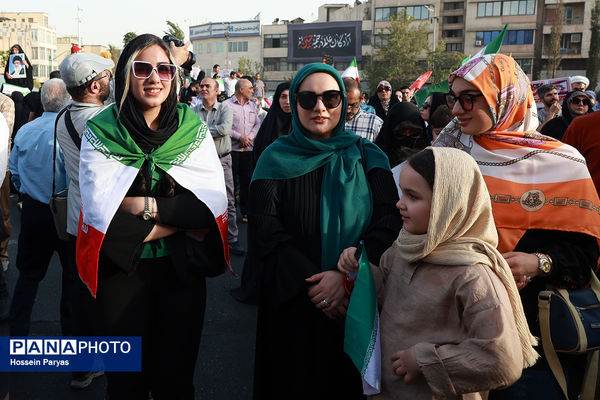 تجمع مردمی بشارت فتح در میدان انقلاب