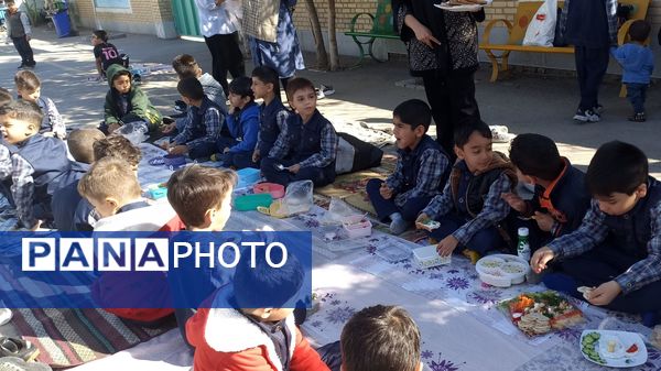ترویج تغذیه سالم با برگزاری اردوی حیاطی در دبستان فطرت