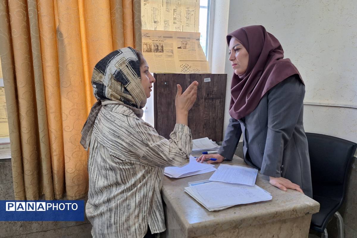 دیدار اولیا و معلمان در جهت بررسی وضعیت تحصیلی دانش‌آموزان 