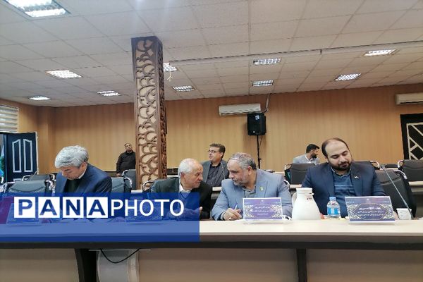 نشست مشترک اعضای کمیسیون آموزش و تحقیقات مجلس، مدیران آموزش و پررش استان خراسان رضوی و وزیر آموزش وپرورش در مشهد