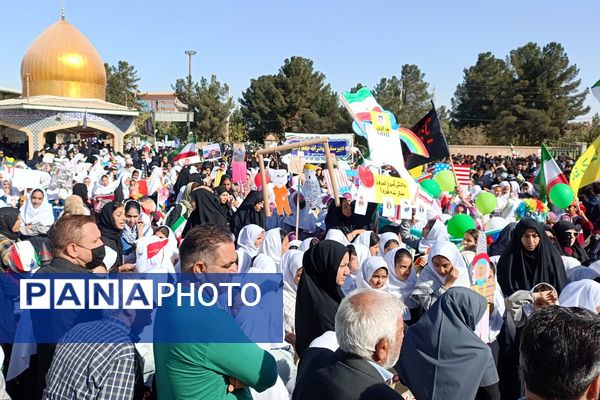 حضور پرشور دانش‌آموزان فشافویه در راهپیمایی ۱۳ آبان