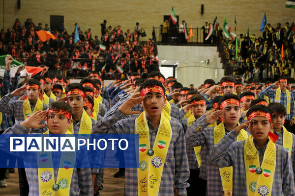 حضور پرشور دانش‌آموزان قمی در همایش «یاوران انقلاب، پیشتازان مقاومت»-1