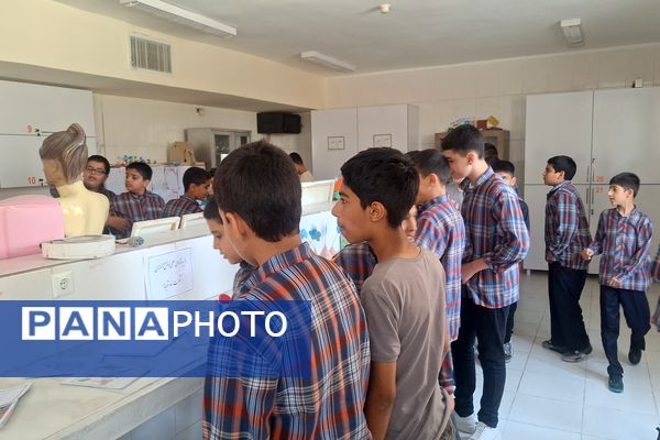 نمایشگاه آثار طرح جابر بن حیان در آموزشگاه معارف ۶ ناحیه ۳شیراز 
