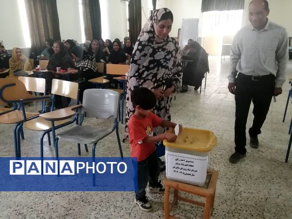 انتخابات انجمن اولیا و مربیان در دبیرستان علی سایانی فین