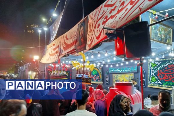 موکب‌های عزاداری در جای جای مشهد، جلوه‌ای از عشق و ماتم در شب سالروز شهادت امام رضا (ع)
