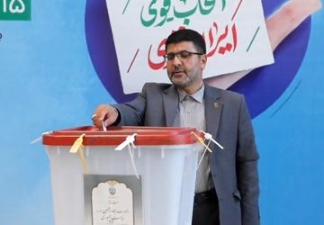 حضور معاون مدیر کل و مدیر آموزش و پرورش تبادکان در شعبه اخذ رأی روزنامه قدس