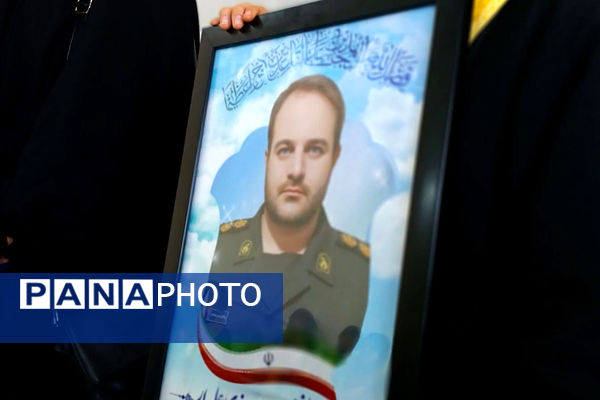 تجلیل از فرزند شهید صفری در کلاس درس با حضور یکی از همرزمان پدر