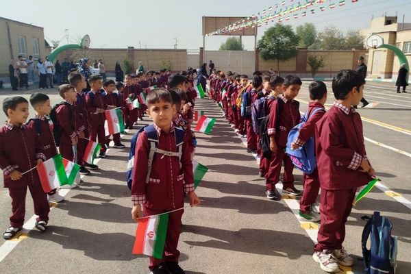 برگزاری جشن شکوفه ها در دبستان امام رضا ۱ شهر قیامدشت