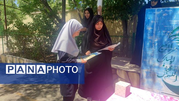 تقدیر از دانش آموزان فعال و تکریم همسر و فرزندان شهدای دبستان شاهد حاج تقی آقا بزرگ مشهد