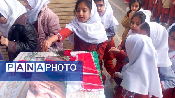 گلریزان مزار شهدا و نواختن زنگ انقلاب در دیواندره