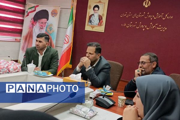 مراسم تقدیر از دانشآموزان فعال شورا در شهرستان ملارد