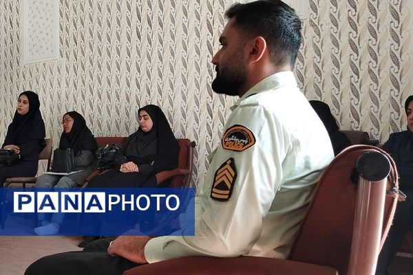 آشنایی با نیروی انتظامی گامی به سوی ارتقاء امنیت در مدرسه زکیه صباشهر