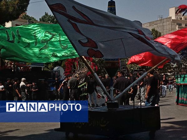 عزاداری ظهر  عاشورا در خیابان‌های شهر نیشابور 