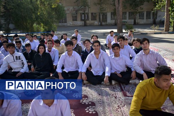 جشن روز دانش‌آموز در دبیرستان امام خمینی (ره) با حضور مسئولان، ورزشکاران و هنرمندان برگزار شد
