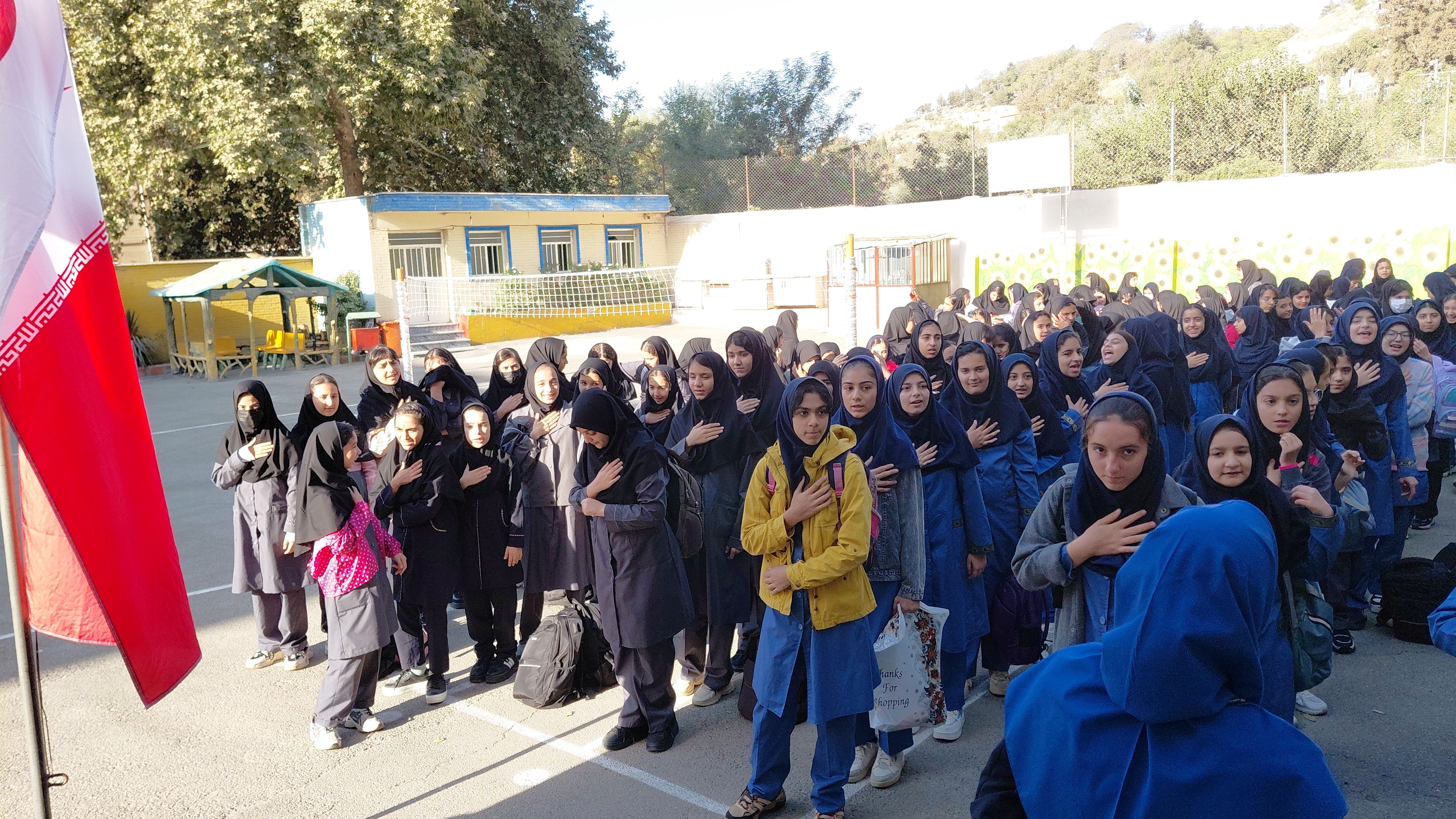 شور‌ونشاط ورزش صبحگاهی با حضور دانش‌آموزان در دبیرستان سیدجواد جوادی ناحیه 1 کرج 