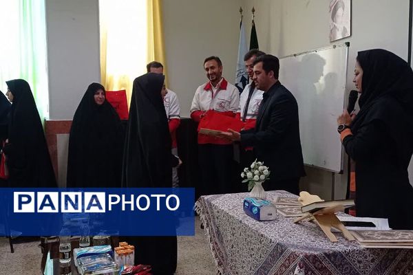 تجلیل از دانش‌آموزان برگزیده استانی طرح دادرس دبیرستان فرزانگان یک اسلامشهر