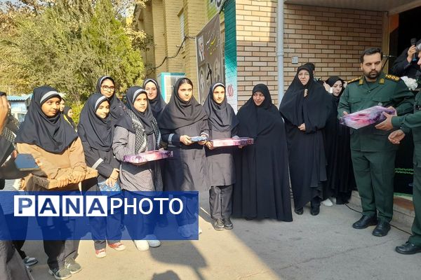 برگزاری مراسم گرامیداشت هفته بسیج در مدرسه شهید زهره‌وند قرچک