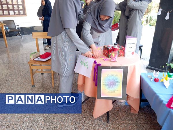 نمایشگاه ذهن‌های رنگی در دبیرستان دوره اول آرمینه مصلی نژاد