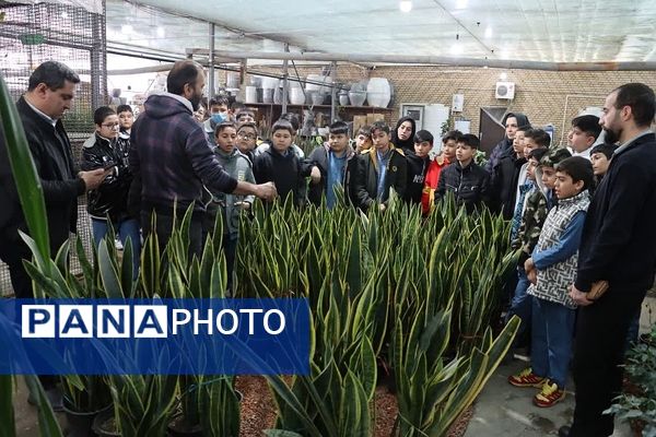 بازدید دانش‌آموزان دبستان شهید سلیمی جهرمی از گلخانه شهرداری کهریزک 