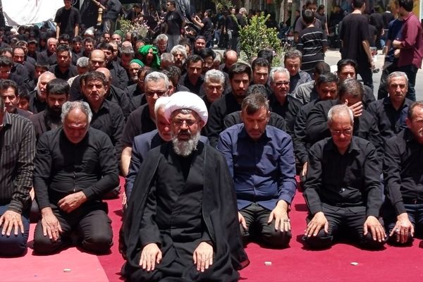 اقامه نماز ظهر عاشورا در کاشمر