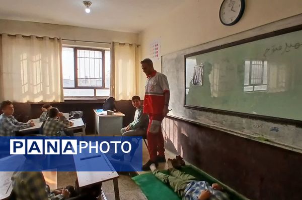 آموزش کمک‌های اولیه در مدرسه شهید فتوحی رباط‌کریم