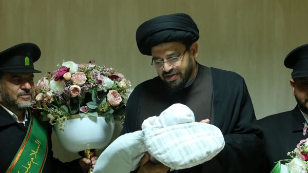 اهدای شاخه‌های گل به بیماران همزمان با ایام نوروز در قم