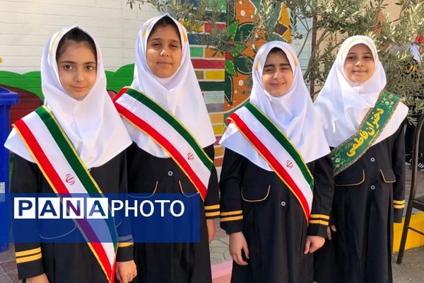 نواختن زنگ مصباح الهدی توسط مدیر آموزش و پرورش ناحیه 2 شهرری در دبستان طواف و معماریان 