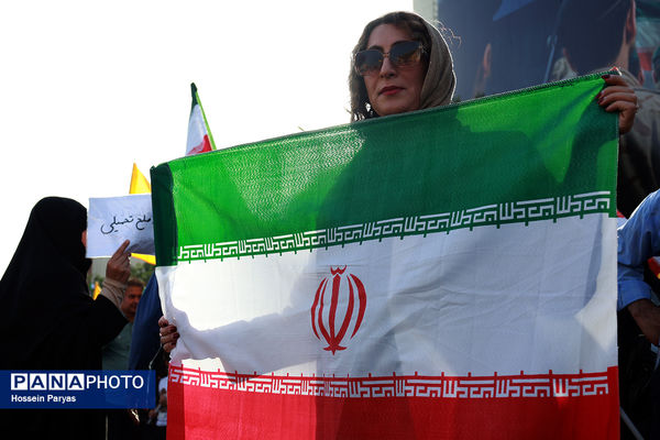 تجمع مردمی بشارت فتح در میدان انقلاب