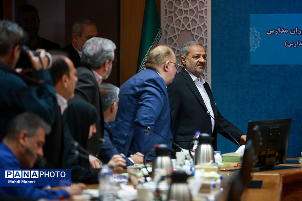 دیدار وزیر آموزش و پرورش با منتخبی از سرایداران و کادر خدماتی مدارس